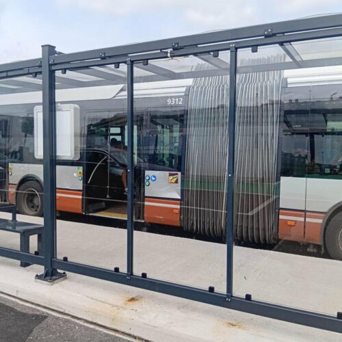 Bushokje / Busabri model Luxus 20 Moderne glazen busabri op Airport Brussel uitgevoerd met ESG veiligheidsglas en stalen constructie